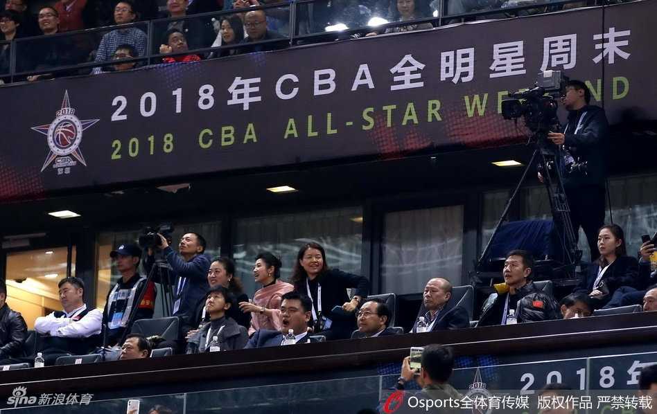 北方队的核心控卫郭艾伦快速运球穿越全场，他的灵动与技巧为北区明星队注入了源源不断的活力。