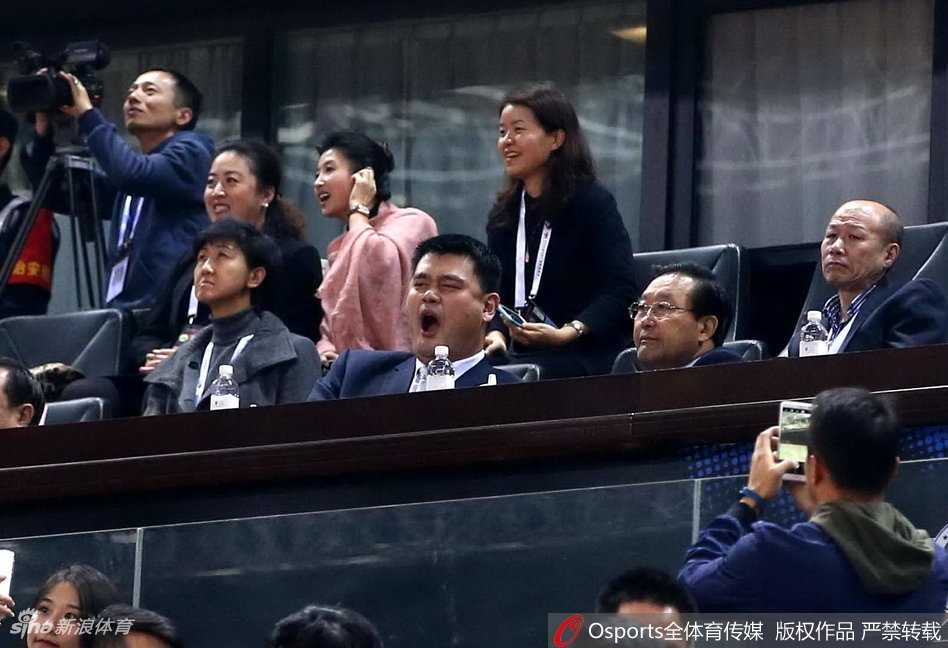 赛后，新任篮协主席姚明与爱将易建联在场边握手致意，一个眼神的交汇传递着对中国篮球未来的无限期许。