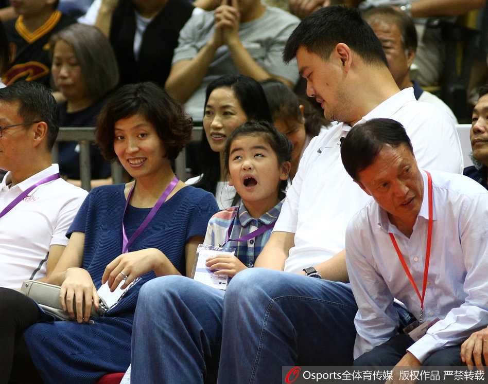 暂停时间，一群穿着统一服装的篮球小将们围成一圈，伸出小手叠在一起加油鼓劲，稚嫩的脸上写满了认真与自信