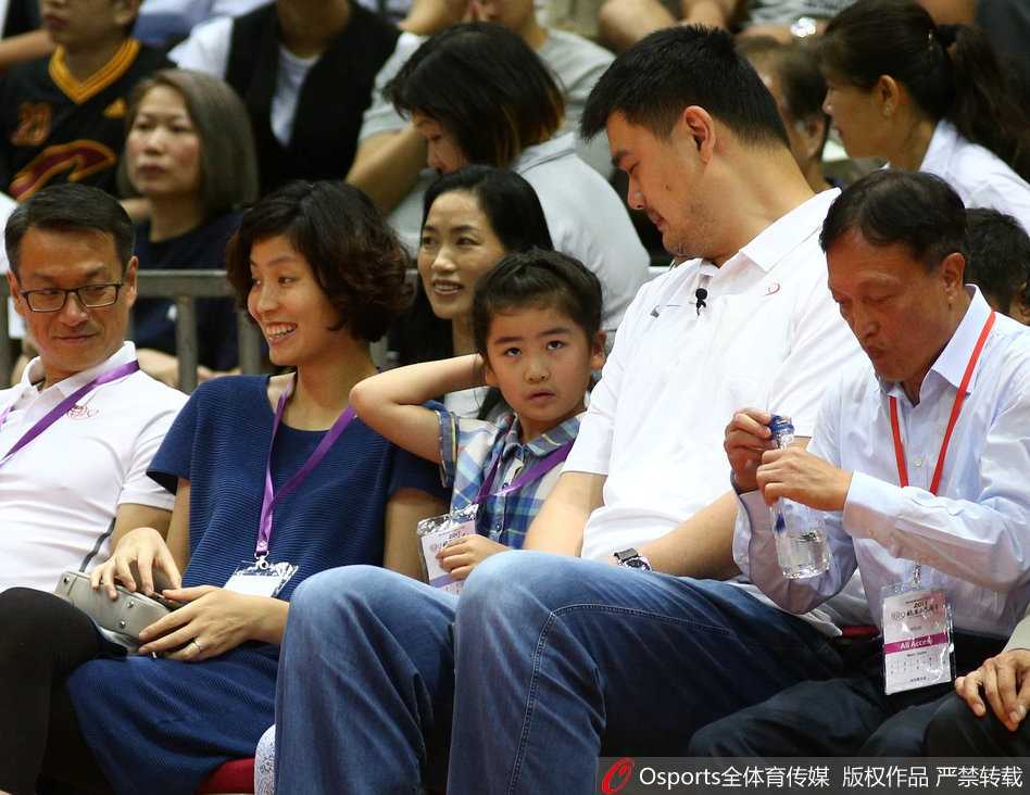 赛场上，文斯卡特持球突破，虽然身披休闲外套，但姿态依然矫健，身后跟着的防守球员紧紧贴防，仿佛时光倒流一般