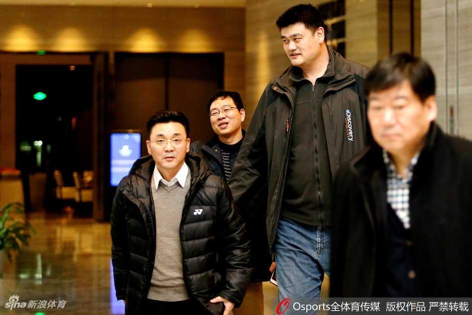 姚明三顾江城盛赞武汉是宝地,助阵篮球世界杯吉祥物三甲揭晓 面对众多媒体的镜头,姚明在采访区耐心回答每一个问题,谈及武汉的体育历史时,他的神情中流露出对这座“宝地”的赞许与期待。