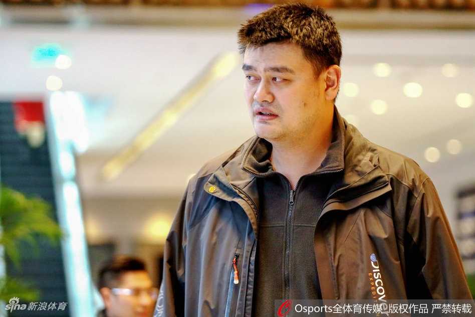 姚明三顾江城盛赞武汉是宝地,助阵篮球世界杯吉祥物三甲揭晓 吉祥物发布仪式现场座无虚席,热情的武汉球迷们挥舞着手中的荧光棒,用欢呼声表达着对篮球世界杯的无限憧憬。