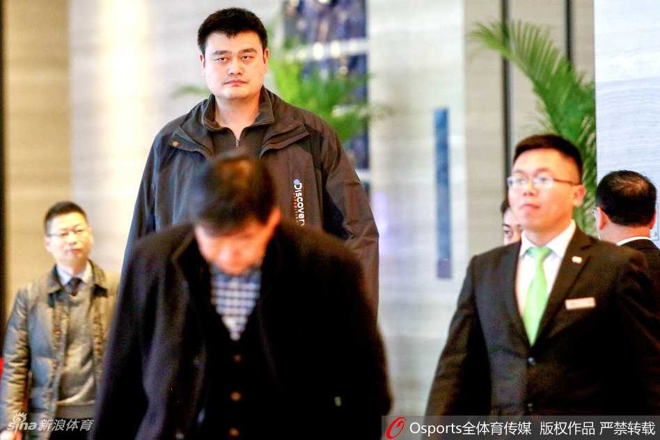 姚明三顾江城盛赞武汉是宝地,助阵篮球世界杯吉祥物三甲揭晓 汉秀剧场内灯光璀璨,巨型屏幕上赫然显示着入围三甲的吉祥物形象,姚明与现场嘉宾共同见证了这一重要时刻的揭晓。