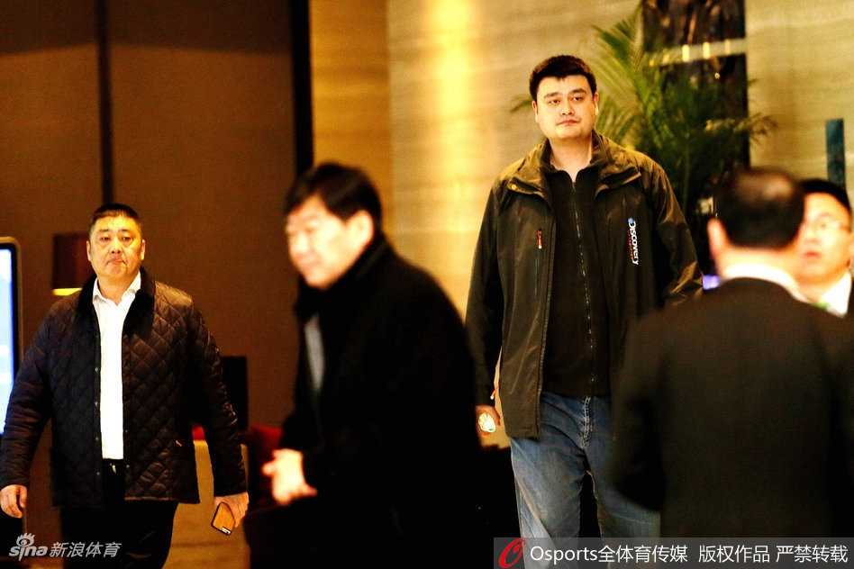 姚明三顾江城盛赞武汉是宝地,助阵篮球世界杯吉祥物三甲揭晓 身形高大的姚明身着深色大衣,低调抵达酒店大堂,瞬间成为众人瞩目的焦点,举手投足间尽显篮坛领袖风范。