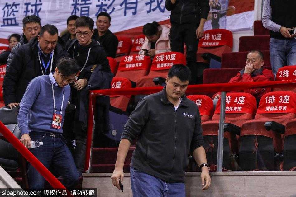 姚明亲临奥体观战京城德比 胶着战局见证CBA改革春风吹满地 中国篮协主席姚明表情严肃地坐在北京奥体中心看台上,目光如炬地注视着场内激烈的比赛,他身着深色正装,在人群中显得格外高大醒目。