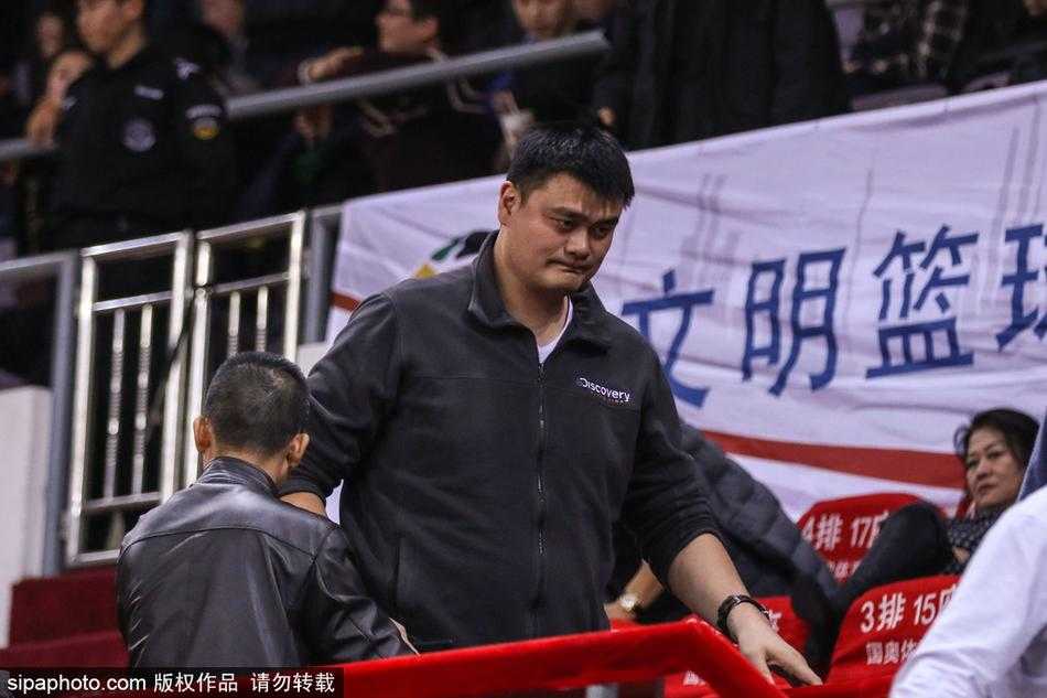 姚明亲临奥体观战京城德比 胶着战局见证CBA改革春风吹满地 看台上的姚明全神贯注,双手搭在前排座椅上,眉宇间流露出对比赛进程的深切关注,他不仅是观看者,更是中国篮球未来发展的掌舵人。