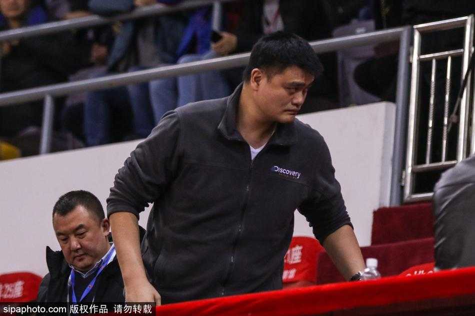 姚明亲临奥体观战京城德比 胶着战局见证CBA改革春风吹满地 姚明与身旁的中国篮协工作人员低声交流,似乎在针对场上瞬息万变的局势交换意见,周围球迷的目光也被这位特殊的“督战官”所吸引。