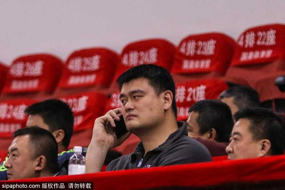 姚明亲临奥体观战京城德比 胶着战局见证CBA改革春风吹满地 比赛结束后,姚明在安保人员的陪同下准备离开看台,他的背影坚定而沉稳,预示着中国篮球改革之路虽然漫长,但正一步一个脚印地向前迈进。