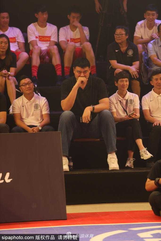 姚明助力三人篮球从街头走向奥运殿堂 姚明双手交叉认真观看场上的扣篮表演,神情专注仿佛在思考着中国三人篮球的战术未来