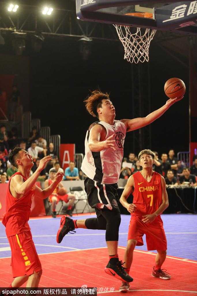 姚明助力三人篮球从街头走向奥运殿堂 在扣篮大赛环节,一名球员腾空而起,姚明在背景板前见证这记势大力沉的暴扣