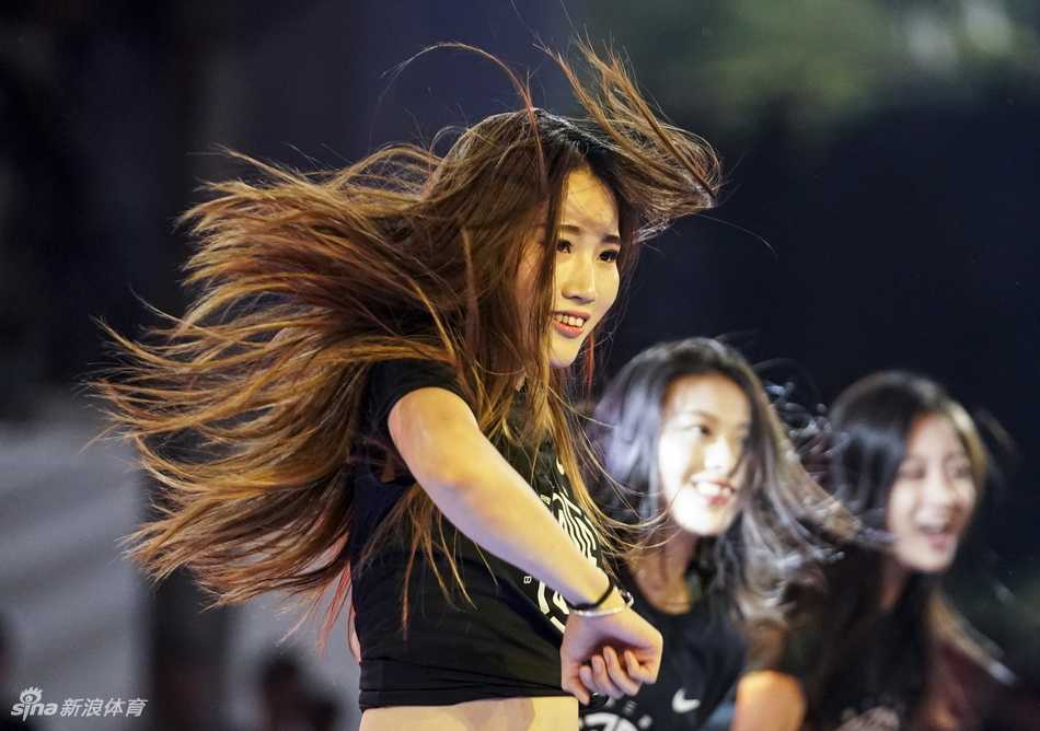 姚明助燃草根篮球梦,中国三人篮球踏上全运奥运新征程 一名穿着白色球衣的年轻女篮球员在比赛中控球,她眼神犀利,表情专注,虽然身形不如男子球员高大,但运球的节奏和技巧却透露出不俗的实力。