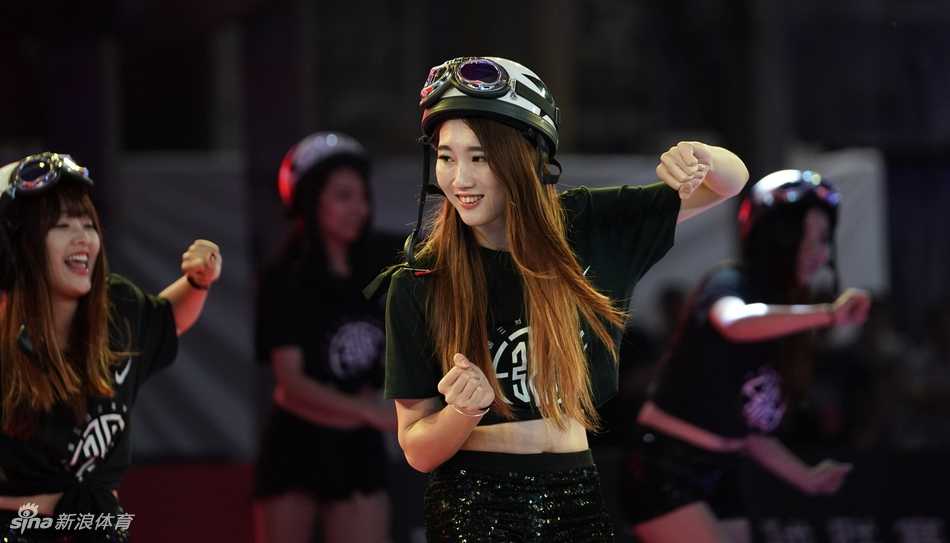 姚明助燃草根篮球梦,中国三人篮球踏上全运奥运新征程 一名草根球员在扣篮大赛中腾空而起,身体在空中舒展,单手将球灌入篮筐,动作舒展且充满力量,展现了民间扣将惊人的身体素质。