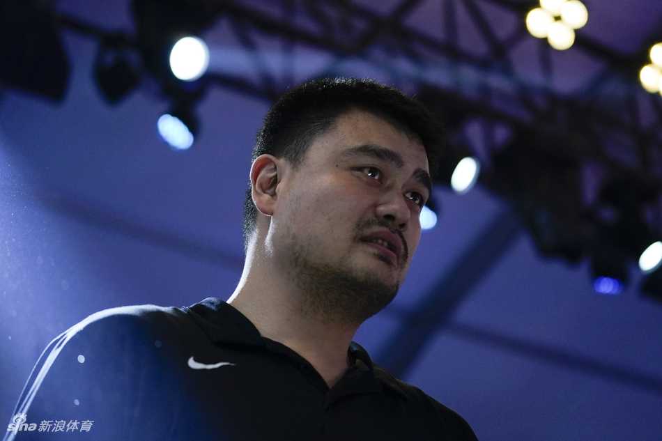 姚明助燃草根篮球梦,中国三人篮球踏上全运奥运新征程 姚明在启动仪式上发言,目光坚定地看向远方,身后是联赛的巨大背景板,他手中握着话筒,仿佛正在向所有草根球员宣告一个属于他们的时代已经来临。