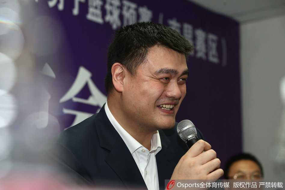 姚明南昌宣布男篮双国家队新政,宫鲁鸣坐镇选帅评审团 新任篮协主席姚明西装革履现身南昌发布会现场,面对众多镜头神情专注而严肃,他的身后是第十三届全运会的官方背景板,预示着中国篮球新时代的开启。