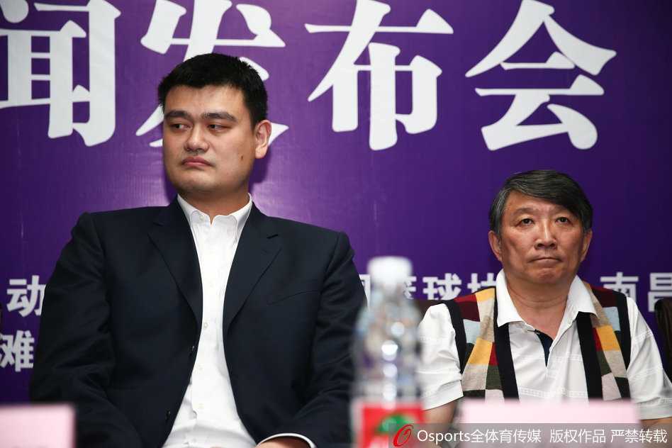 姚明南昌宣布男篮双国家队新政,宫鲁鸣坐镇选帅评审团 姚明在发布会现场独坐一隅,虽然身居高位,但眉宇间透露出对中国篮球现状的深思,背景虚化的灯光映衬出他肩负的改革重任与无数球迷的期待。