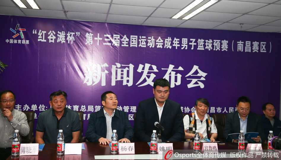 姚明南昌宣布男篮双国家队新政,宫鲁鸣坐镇选帅评审团 发布会后台区域,姚明与宫鲁鸣并肩而立进行私下交流,两人的神情虽然轻松,但这次简短的交谈或许涉及到了未来中国男篮主帅人选的方向和青训体系的衔接。