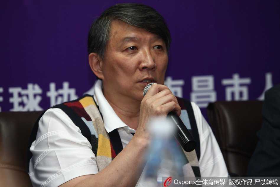 姚明南昌宣布男篮双国家队新政,宫鲁鸣坐镇选帅评审团 在发布会的互动环节,中国篮球名宿宫鲁鸣正在认真回答记者提问,他面前的麦克风铭刻着多家媒体标识,作为选帅评审团的核心成员,他的意见对最终人选至关重要。