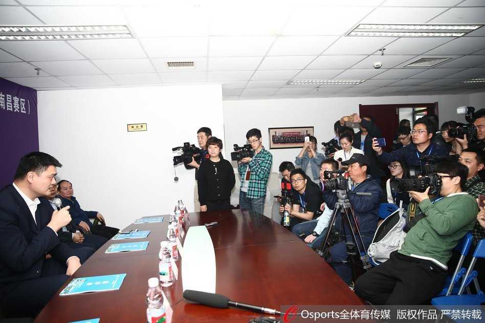 姚明南昌宣布男篮双国家队新政,宫鲁鸣坐镇选帅评审团 姚明在发布会现场倾听记者提问,由于身高出众,主办方特意为他准备了较高的立式麦克风,这一细节也凸显了他在中国篮球界鹤立鸡群的地位和影响力。