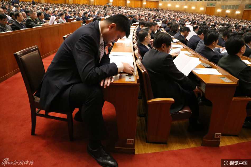 姚明履职最后一年的政协建言:体育强国梦不止于金牌 身高两米二六的姚明身着剪裁得体的深色西装,在人民大会堂东大厅门口显得格外醒目,他神情庄重地迈上台阶,准备参加闭幕会。