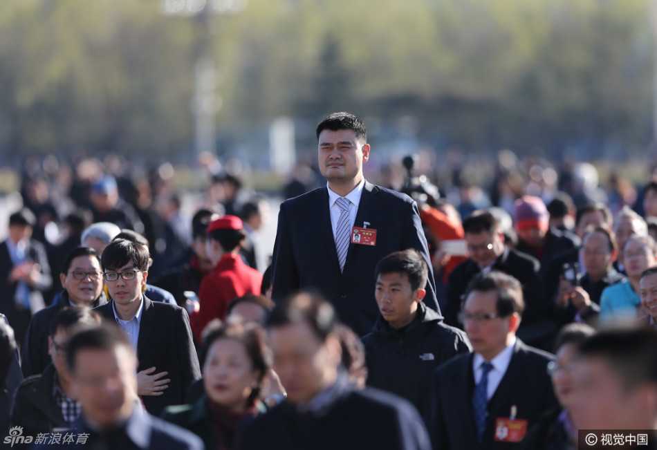 姚明履职最后一年的政协建言:体育强国梦不止于金牌 在庄严的人民大会堂走廊里,姚明身姿挺拔,穿着笔挺的西装独自前行,镜头记录下这位前篮球巨星从体育人向社会活动家的角色转变。