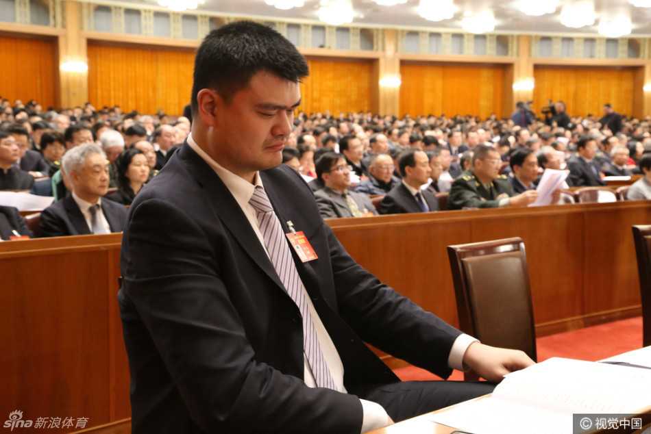 姚明履职最后一年的政协建言:体育强国梦不止于金牌 会议间隙,姚明与其他政协委员边走边聊,他标志性的笑容在人群中显得格外亲切,身边委员需要仰头才能与他正常交流。