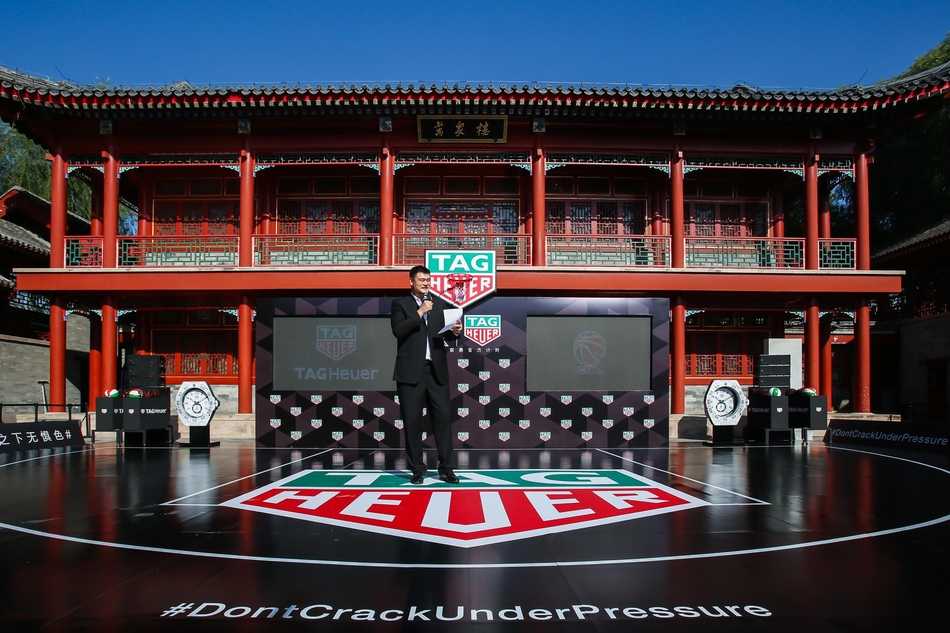 在慈善投篮挑战环节，刘鸿博正运球突破，惠龙儿在篮下卡位要球，周仪翔则在外线做出投篮预备姿势，三人专注的神情展现了新秀们在场上的拼搏精神。