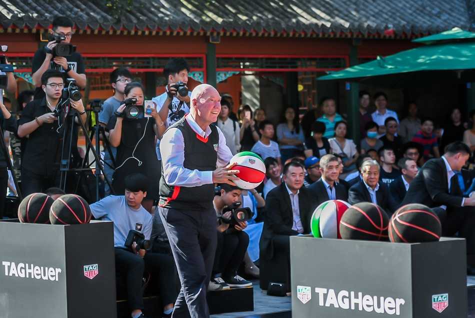 惠龙儿、周仪翔、刘鸿博三位新秀并肩站在姚明身后，他们面带略显青涩的微笑，眼神中却流露出对即将到来的CBA职业生涯的无限渴望与坚定。