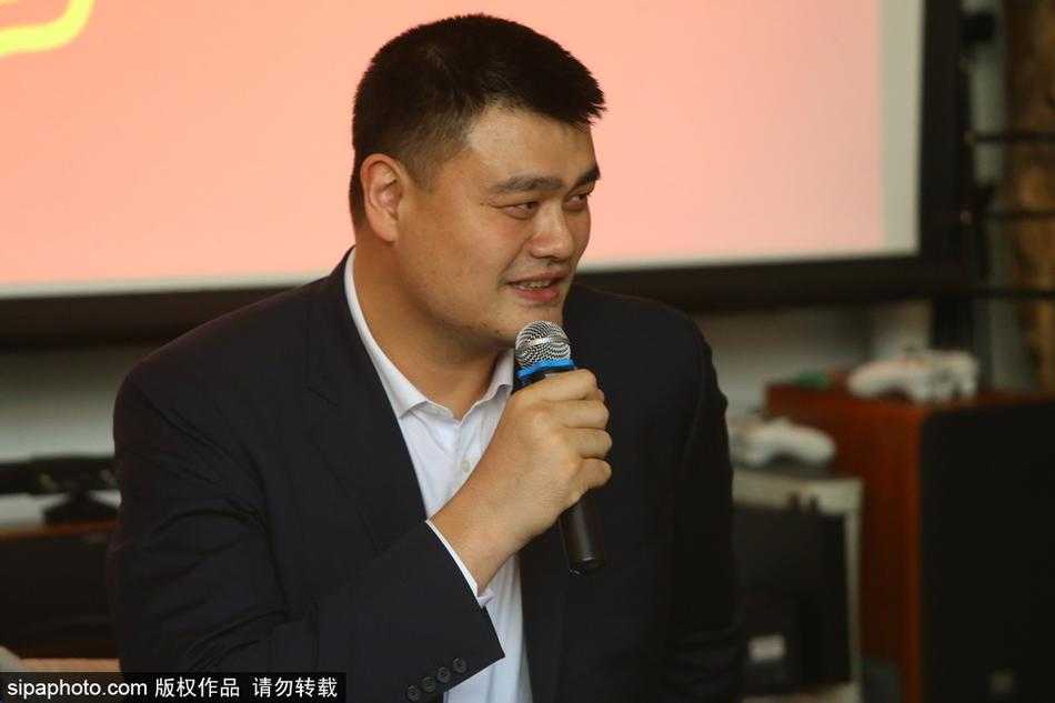 中国篮协秘书长白喜林在活动中向大家介绍新架构，他的手势坚定而有力，背景板上的中国篮协标志显得格外庄重，预示着改革的决心。