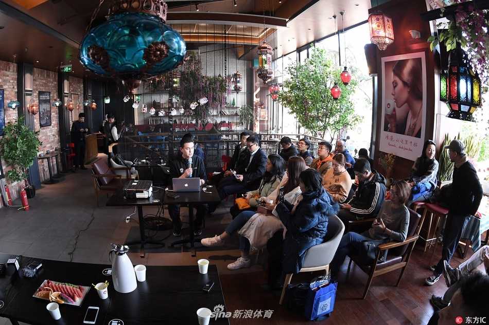 姚明携裁判直面争议 详解CBA联赛执法风云 活动现场大屏幕上正在播放CBA比赛录像,画面定格在一次争议判罚的瞬间,两名裁判手持教鞭指向屏幕,向台下媒体进行讲解。