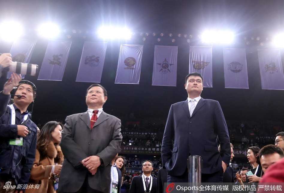 身披南区队服的易建联在赛场上高高跃起，如一张拉满的弓，将手中的篮球狠狠灌入篮筐，整个球馆都为之震动，这是他献给家乡深圳最霸气的礼物。