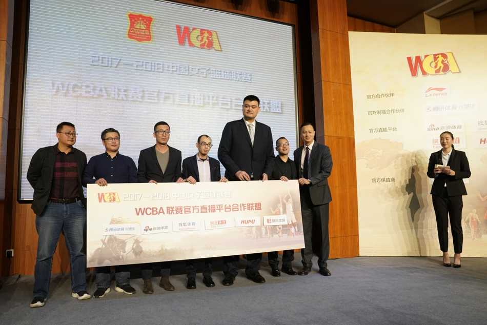 姚明改革启航新纪元,众星捧月助力女篮联赛华丽蜕变 篮球巨人姚明在发布会台上凝神倾听,眼神中流露出对中国女篮未来的深切关怀与坚定信心。