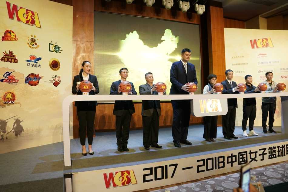 姚明改革启航新纪元,众星捧月助力女篮联赛华丽蜕变 姚明在发布会上慷慨陈词,大手一挥间仿佛正在为沉寂已久的女篮联赛描绘一幅崭新的改革蓝图。