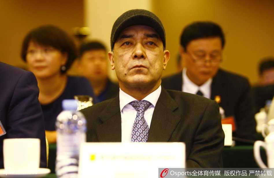 姚明时代启幕:第九届中国篮协擘画改革新蓝图 姚明在发言中时而紧握双手,时而做出富有力量的手势,全情投入地向台下代表阐述他的施政纲领,每一个动作都透露出他对篮球改革的深思熟虑与满腔热忱。