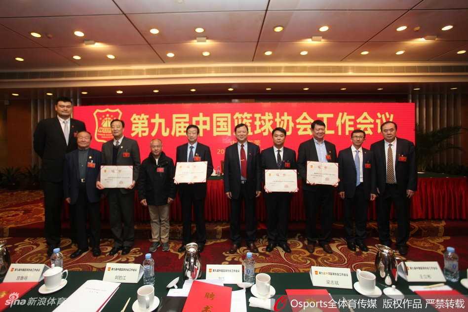 姚明时代启幕:第九届中国篮协擘画改革新蓝图 会议结束后,代表们步出会场,依然三三两两地讨论着会议内容,他们的身影沐浴在阳光下,预示着中国篮球在经历深刻的改革洗礼后,正迈着坚定的步伐走向充满希望的明天。