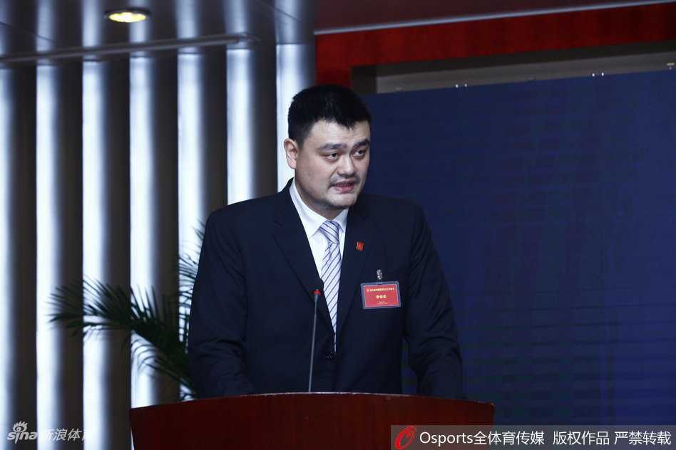 姚明时代启幕:第九届中国篮协擘画改革新蓝图 会议间隙,姚明与几位资深篮球界前辈亲切交谈,他微微俯身,谦逊地倾听意见,脸上流露出敬意与求贤若渴的神情,彰显了“团结一切力量”的承诺。