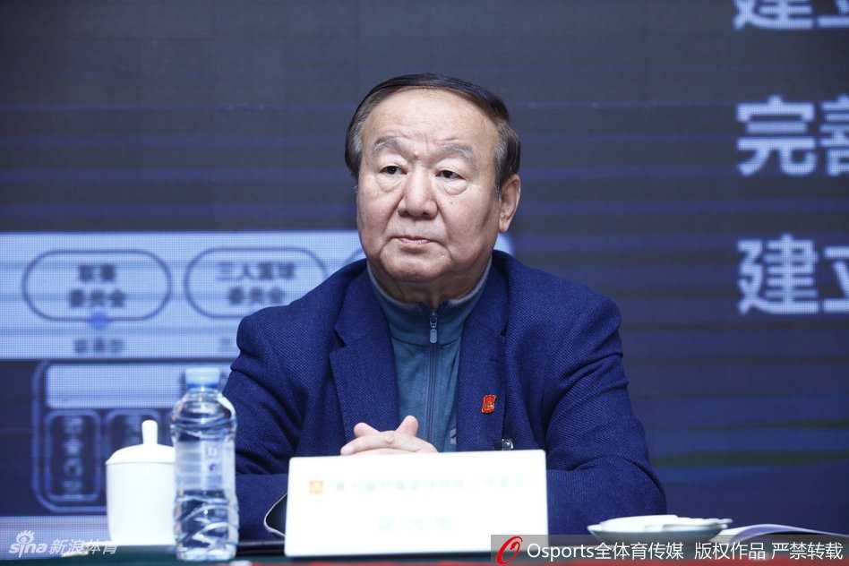 姚明时代启幕:第九届中国篮协擘画改革新蓝图 在庄严肃穆的会场内,姚明身着一丝不苟的深色西装,挺拔的身姿在主席台上格外醒目,他以坚定的目光注视着前方,仿佛正凝视着中国篮球充满希望而又挑战重重的未来。