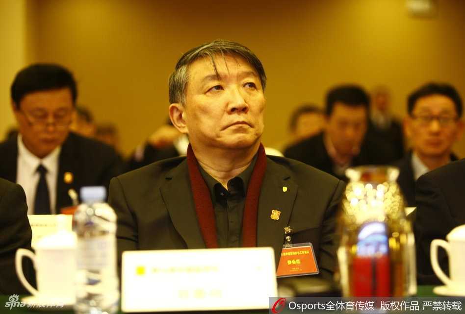 姚明时代启幕:第九届中国篮协擘画改革新蓝图 台下与会代表们神情专注,有的凝神倾听,有的认真记录,他们深知这次会议的重要意义,眼神中充满了对这位新掌门人的期待以及对未来改革的信心。