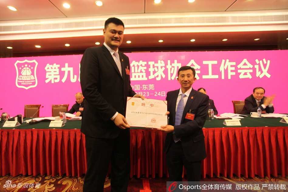 姚明时代启幕:第九届中国篮协擘画改革新蓝图 面对媒体的镜头,姚明在会后被团团围住,他从容不迫地回答着每一个问题,闪光灯映照出他那张既熟悉又充满坚毅神情的脸,仿佛在无声地传递着对未来的担当。
