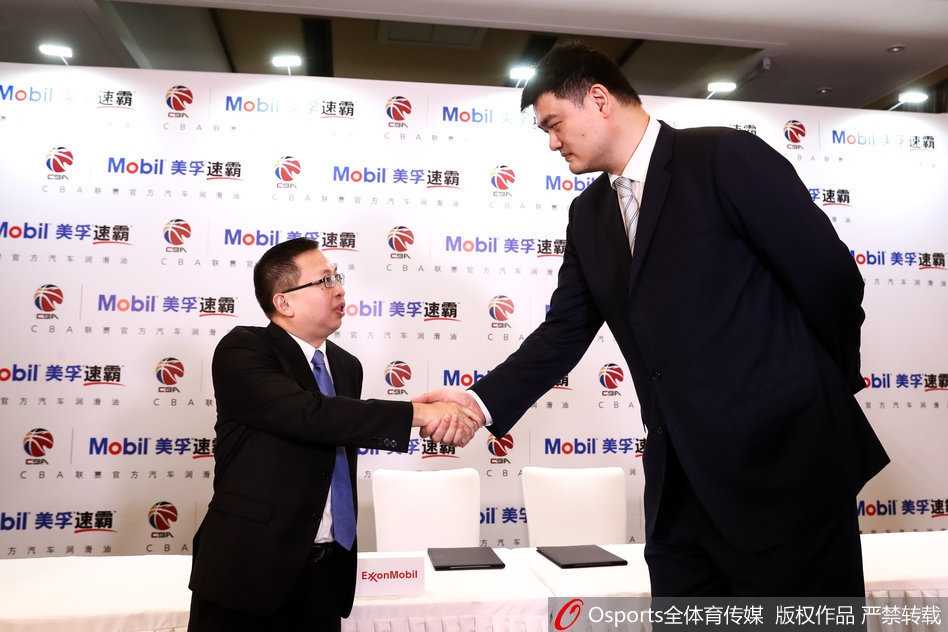 姚明易建联天津聚首 助力美孚速霸与CBA开启全新合作篇章 镜头定格在姚明与埃克森美孚中国总经理王易明先生正式签署协议的瞬间,桌上文件见证着双方合作的深化与承诺。