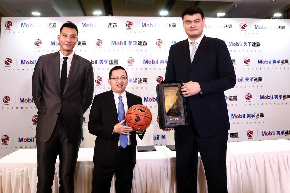 姚明易建联天津聚首 助力美孚速霸与CBA开启全新合作篇章 身高瞩目的姚明在签约台前微微俯身,与合作伙伴亲切握手,举手投足间流露着掌舵者的沉稳与风范。