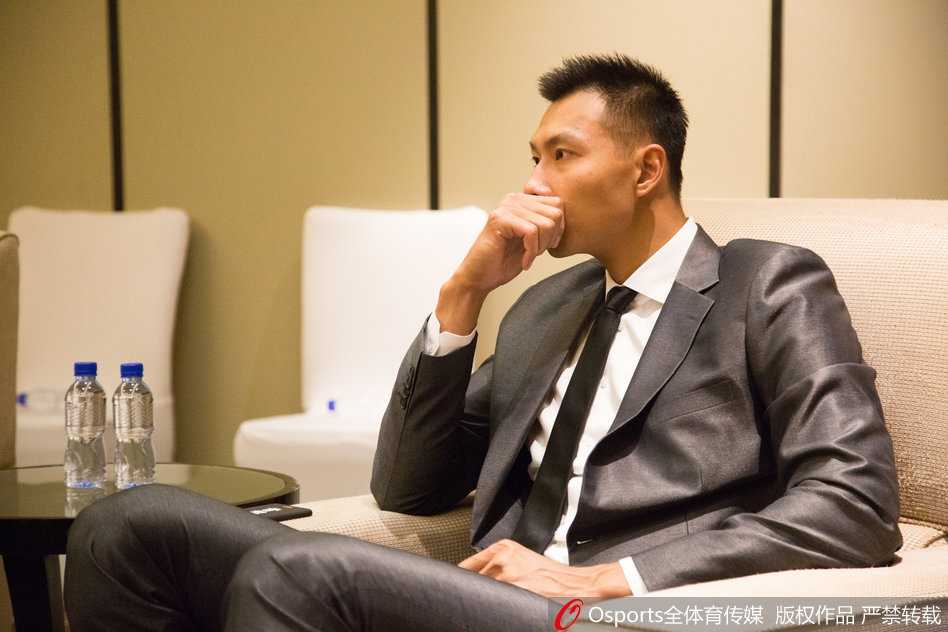 姚明易建联天津聚首 助力美孚速霸与CBA开启全新合作篇章 签约仪式现场高朋满座,姚明、易建联与出席嘉宾们留下珍贵合影,定格下这一中国篮球发展中的重要瞬间。