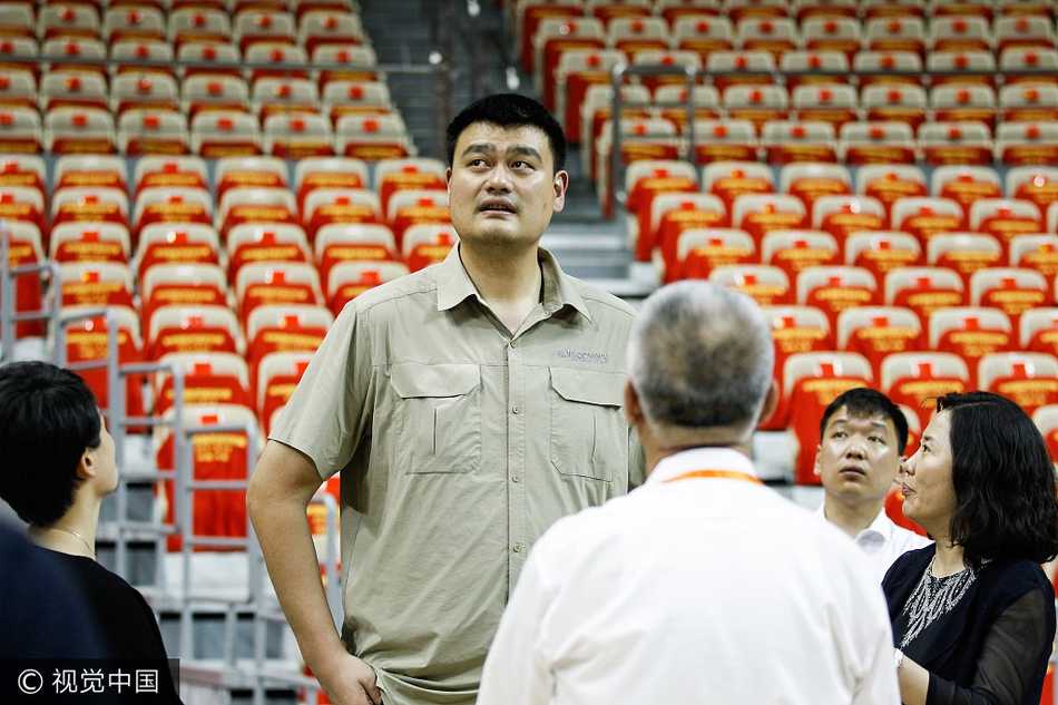 李楠指导在场边大声呼喊，试图唤醒队员们沉睡的手感，他执教的首次正式比赛考验接踵而至。