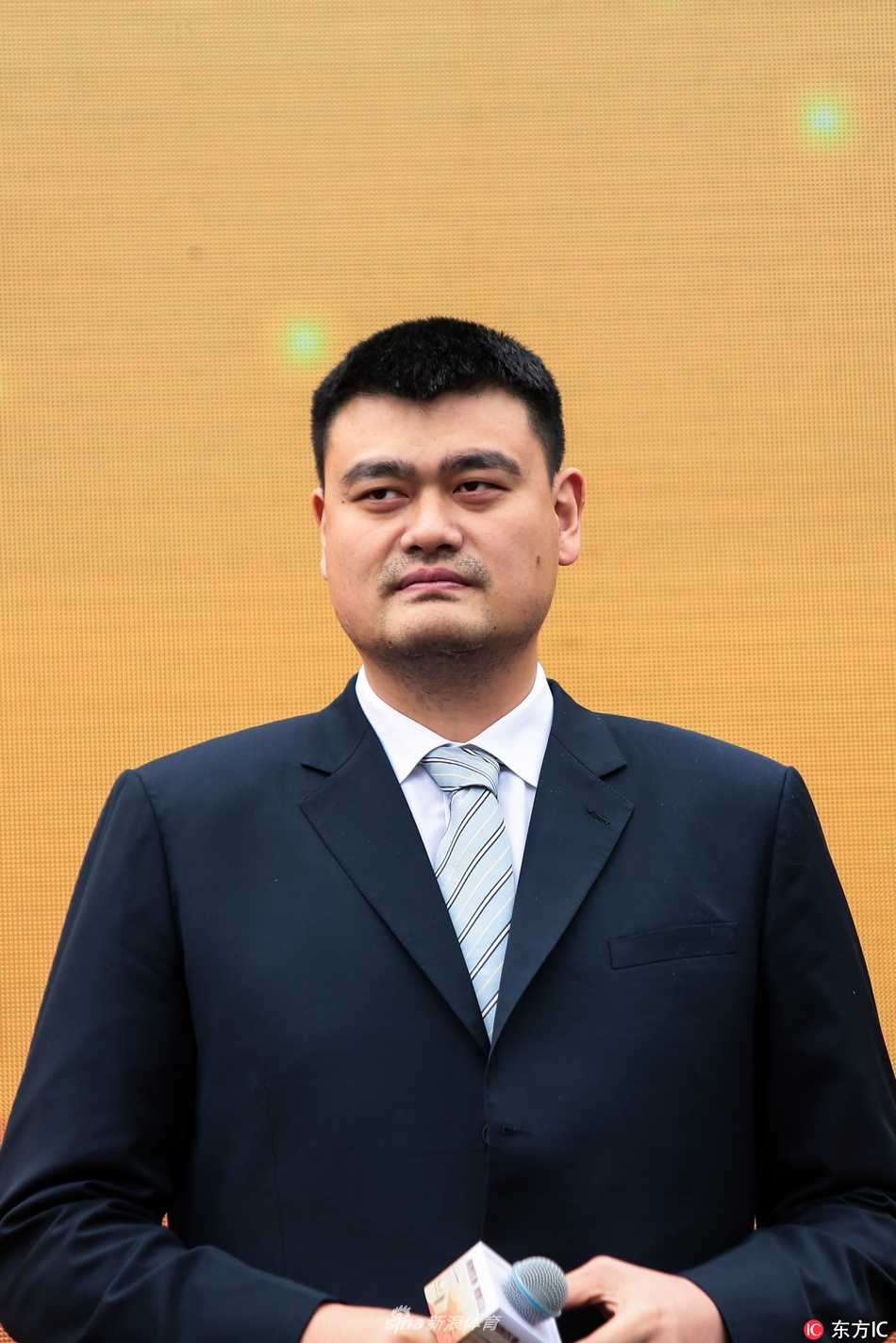 姚明现身校园开讲公益课,言传身教教会少年对饮酒说“不” 教室讲台旁,姚明正与一名男生进行情景互动,他微微弯腰,眼神专注地看着面前表情投入的男生,似乎正在模拟如何拒绝朋友递来的酒杯。