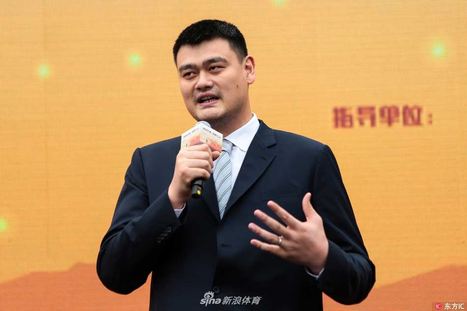 姚明现身校园开讲公益课,言传身教教会少年对饮酒说“不” 偌大的体育馆内,姚明站在台上,手拿话筒正在讲话,台下坐满了身穿校服的师生,大家的目光都聚焦在这位特殊的公益宣传大使身上,气氛庄重而热烈。