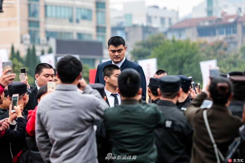 姚明现身校园开讲公益课,言传身教教会少年对饮酒说“不” 课堂上,姚明正拿着一个写有“酒精知识教育读本”的册子,他身后的黑板上用彩色粉笔画着象征健康和禁止饮酒的图案,整个教室充满了活泼的学习氛围。