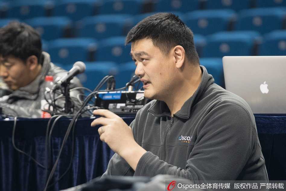 全队训练结束后围成一圈，年轻的手臂交叠在一起，齐声呐喊，青春的力量与团队的凝聚力喷薄而出。