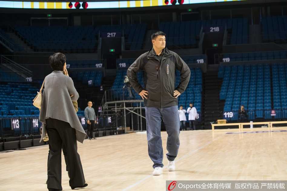 王哲林内线卡位要球，肌肉线条分明，他身后是年轻队员沈梓捷跃跃欲试，内线传承在此刻无声延续。