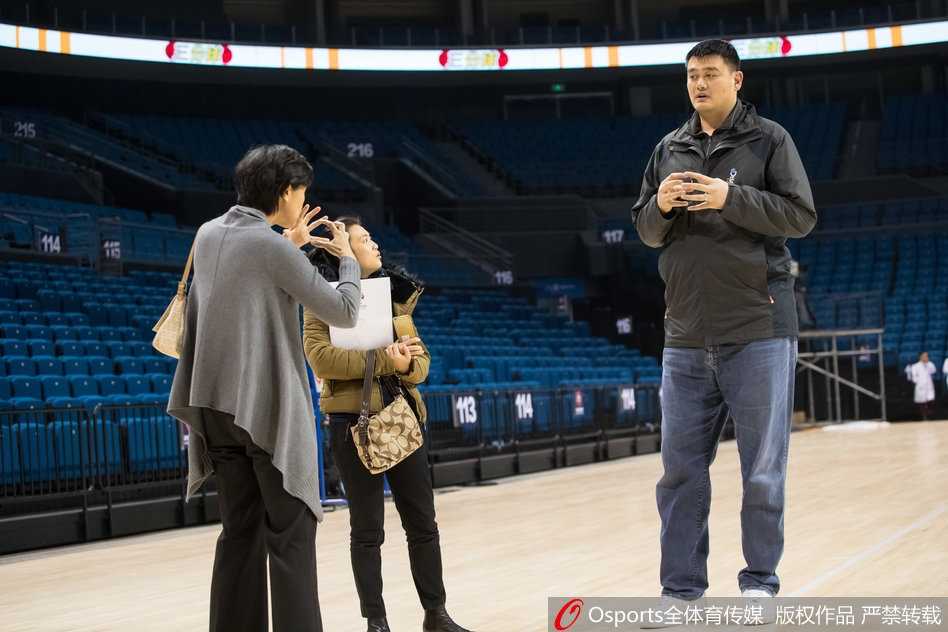 核心丁彦雨航持球突破，眼神坚毅，防守球员在他面前显得步伐凌乱，仿佛一道无法逾越的屏障。