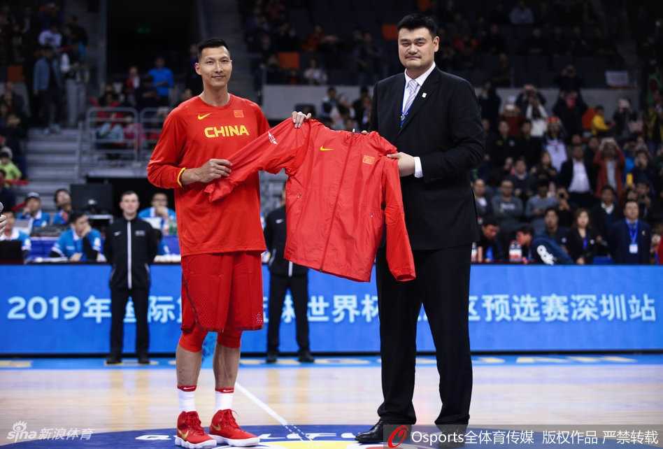 面对新西兰队员的严密防守，易建联毫无惧色，他高高跃起，在空中对抗后艰难地将球放进篮筐，眼神里满是孤胆英雄般的坚毅与不屈。