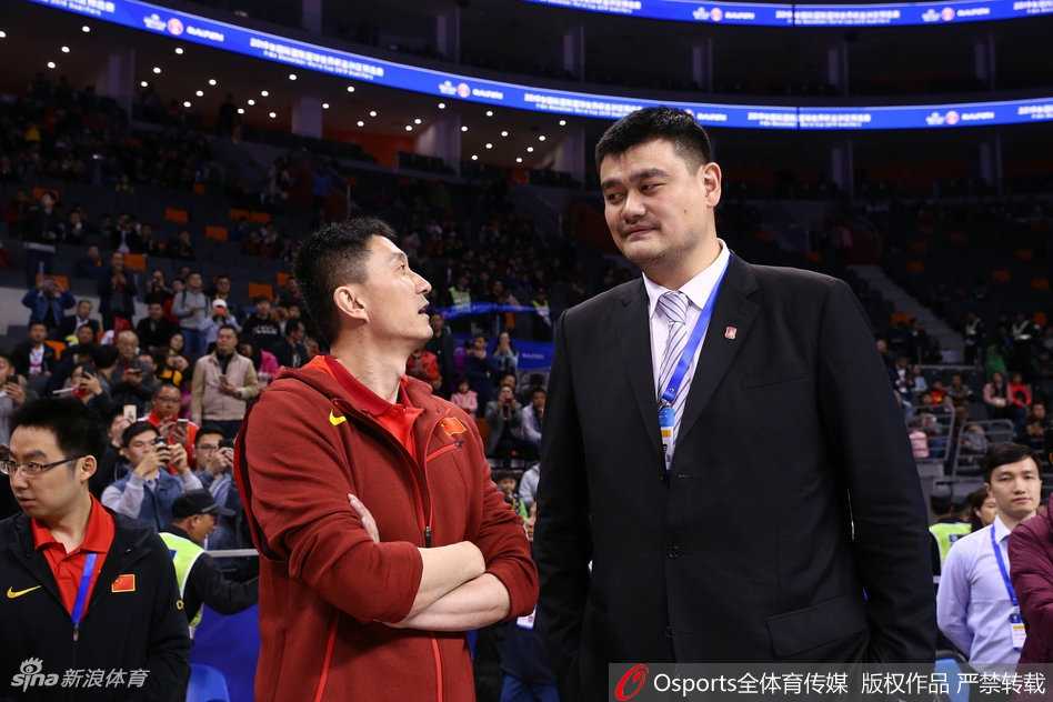 在东莞主场观众的注视下，姚明面带微笑，双手将那件意义非凡的荣誉外套递到易建联手中，阿联神情庄重地接过，两人指尖触碰的瞬间，仿佛是中国男篮两代领袖的无声对话。